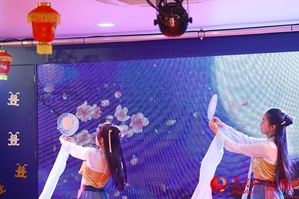 巴西華僑華人表演舞蹈《千里共嬋娟》。人民網(wǎng)記者 陳海琪攝