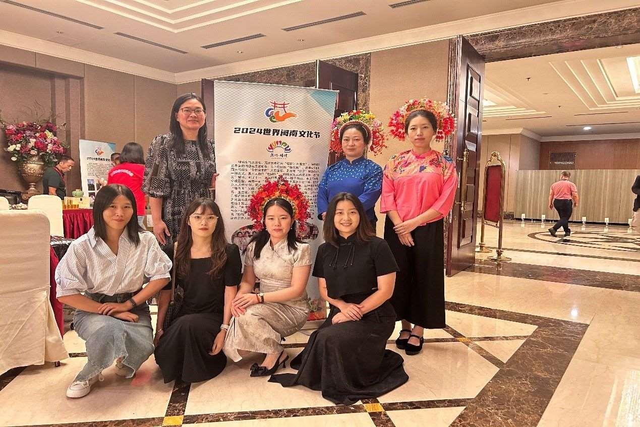 阿拉扎大學孔子學院老師和簪花圍傳承人合影。阿拉扎大學孔子學院供圖