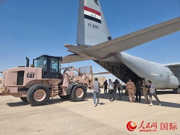 圖為伊拉克正在裝運(yùn)救援物資。人民網(wǎng) 伊納斯攝