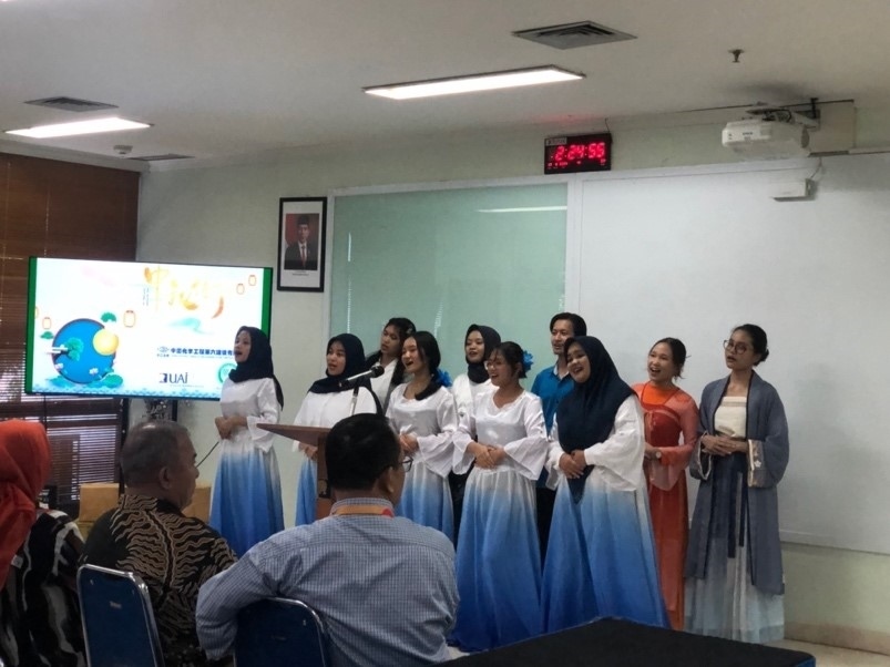 阿拉扎大學(xué)中文系學(xué)生演唱中文歌曲。活動(dòng)主辦方供圖