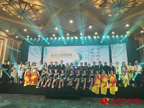 兩國嘉賓與中越藝術(shù)家現(xiàn)場合影。人民網(wǎng)記者 楊曄攝