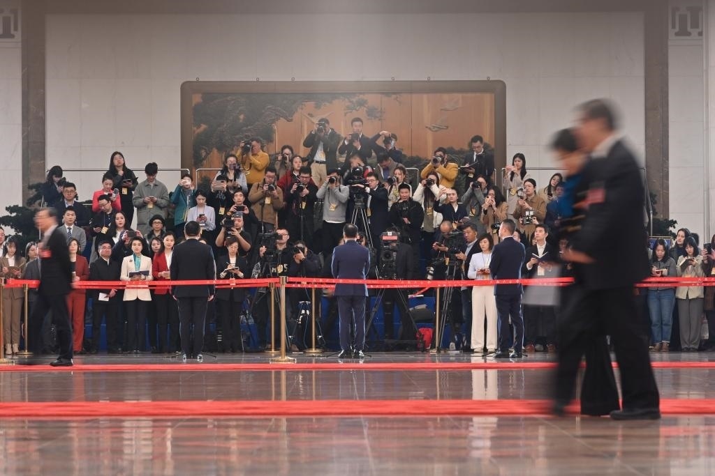 2024年3月10日，全國政協(xié)十四屆二次會議第三場“委員通道”集體采訪活動在北京人民大會堂舉行。新華社記者 宋為偉 攝