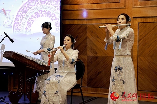 來自景德鎮(zhèn)的陶瓷音樂會在中秋佳節(jié)給英國倫敦的觀眾帶來了別樣的文化體驗。人民網(wǎng)記者 邢雪攝