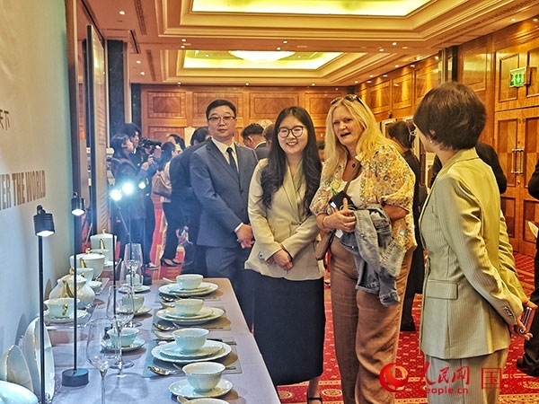 英國觀眾參觀“景德鎮(zhèn)制”區(qū)域品牌新品。人民網(wǎng)記者 邢雪攝