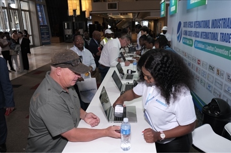 客商現(xiàn)場注冊參觀展會。主辦方供圖