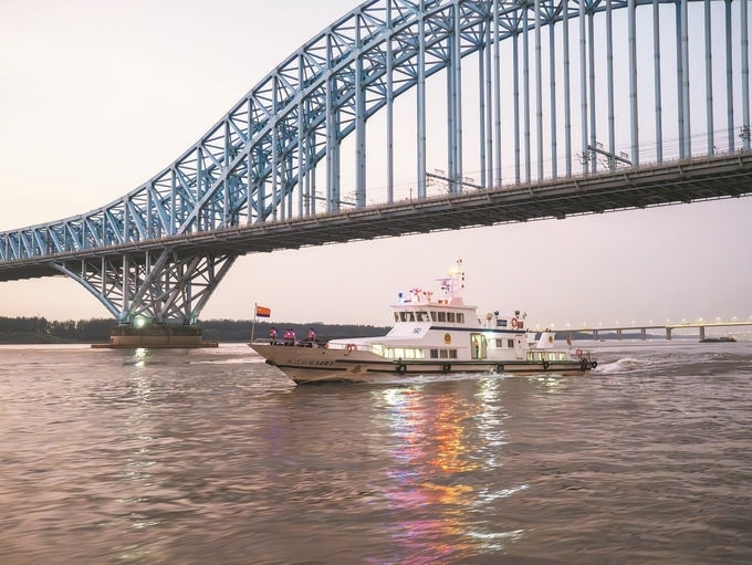 8月12日，長江航運(yùn)公安局南京分局組織民警輔警駕乘警用巡邏船在轄區(qū)水域開展巡邏檢查。江寧攝