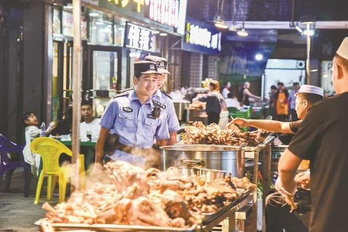 8月9日，甘肅省華亭市公安局組織民警輔警在夜市開展巡邏檢查。張亞強(qiáng)攝