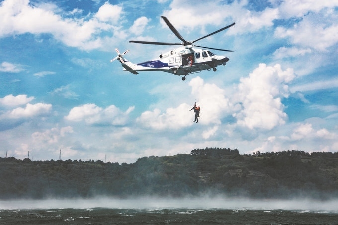 ▼7月17日，浙江省新昌縣公安局聯(lián)合浙江省公安廳警務(wù)航空隊(duì)在長詔水庫水域及周邊開展救援演練。王樟林?jǐn)z