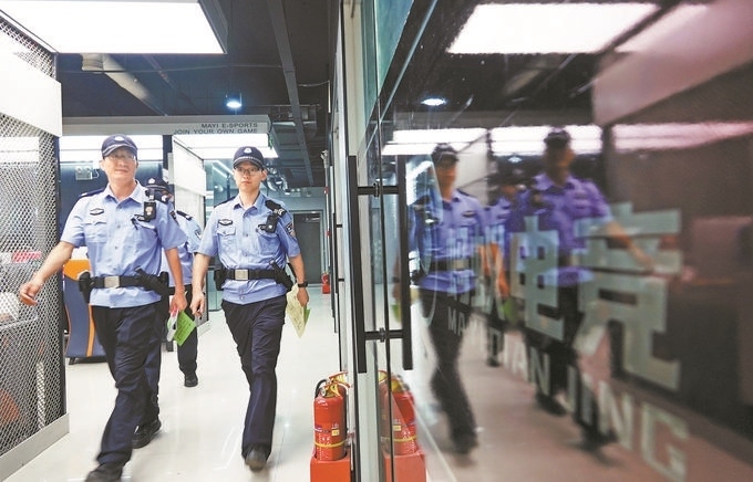 ▲7月6日，山西省新絳縣公安局龍興派出所組織警力對(duì)網(wǎng)吧等場所進(jìn)行集中治安檢查。高新生攝