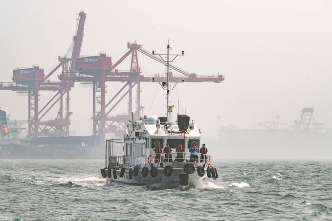?7月5日，秦皇島出入境邊防檢查站聯(lián)合秦皇島市公安局水陸巡特警支隊(duì)開展海上聯(lián)合巡航。陳凈萱攝