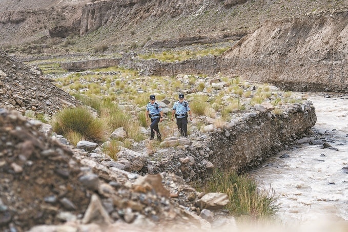 7月19日，新疆邊檢總站克州邊境管理支隊(duì)康蘇邊境檢查站民警輔警來到轄區(qū)烏恰縣康蘇水庫開展巡邏。明懿攝