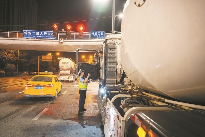 7月25日，陜西省西安市公安局交警支隊(duì)開展全市中重型貨車及面包車違法異地互查整治行動(dòng)。孫崇明攝