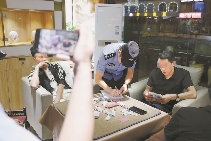 9月7日，云南省昆明市公安機(jī)關(guān)對(duì)棋牌室開展檢查。