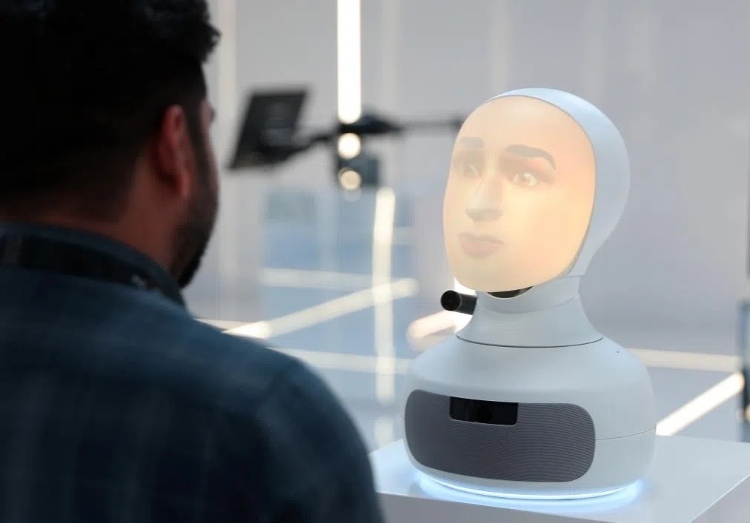 2024年9月12日，在沙特阿拉伯首都利雅得舉行的第三屆全球人工智能峰會上，一名參會者與“對話機器人”交流。新華社記者 王東震 攝