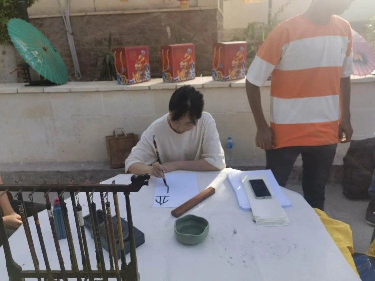 開羅文化中心漢語教師表演中國書法。開羅中國文化中心供圖