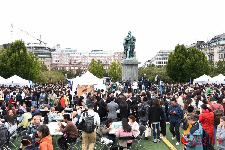 “天涯共此時(shí)——中秋游園會(huì)”在斯德哥爾摩國(guó)王花園舉辦。人民網(wǎng)記者 殷淼攝