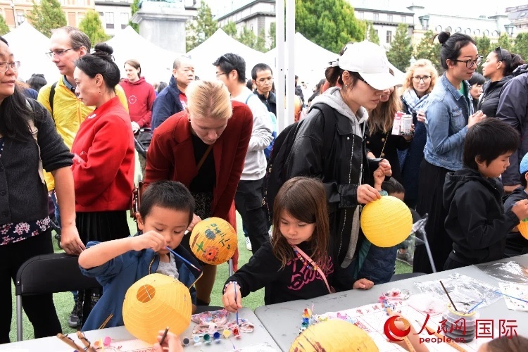 小朋友參加燈籠繪畫(huà)體驗(yàn)。人民網(wǎng)記者 殷淼攝
