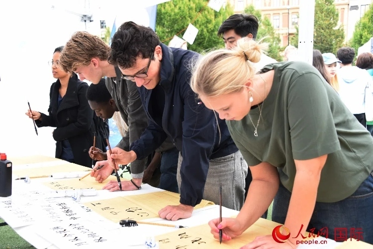 體驗(yàn)中國(guó)書(shū)法。人民網(wǎng)記者 殷淼攝