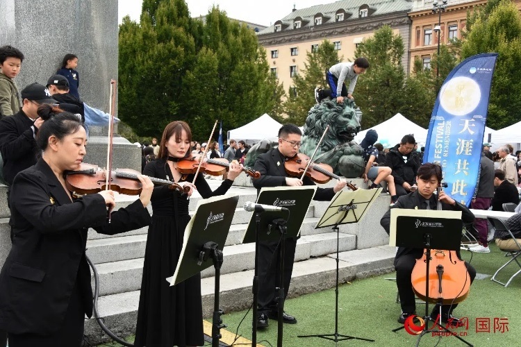 上海愛(ài)樂(lè)樂(lè)團(tuán)“快閃”活動(dòng)一瞥。人民網(wǎng)記者 殷淼攝