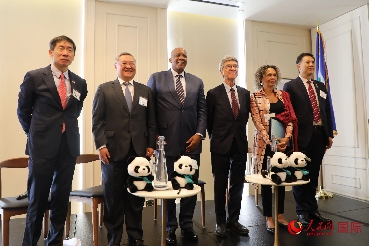 萊索托國(guó)王萊齊耶三世、中國(guó)常駐聯(lián)合國(guó)代表傅聰?shù)燃钨e出席活動(dòng)。人民網(wǎng)記者 李志偉攝