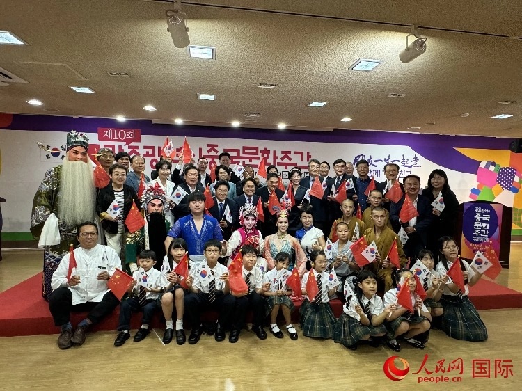 中韓雙方嘉賓和演員在中國文化周開幕式上合影留念。人民網(wǎng)記者 莽九晨攝