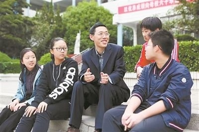 淮北市首批高層次人才儲(chǔ)備金獲得者、淮北市第一中學(xué)教師陳超（左三）在與學(xué)生交談。淮北市委人才工作局供圖