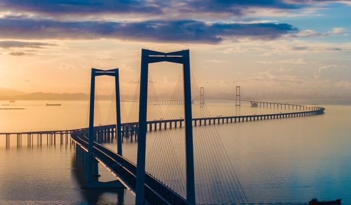 2024年6月27日，沐浴在晨曦中的深中通道（無(wú)人機(jī)照片）。新華社記者毛思倩 攝