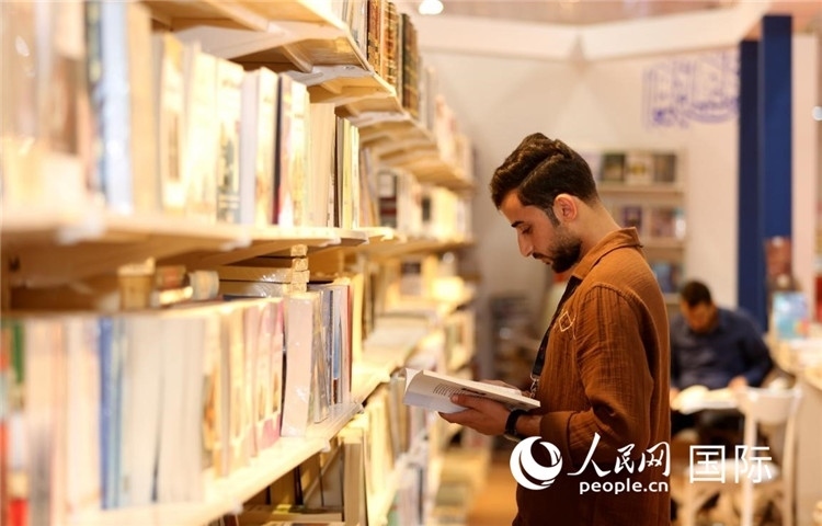 一位民眾在讀書。人民網(wǎng)中東中心分社奧馬爾·哈利勒攝