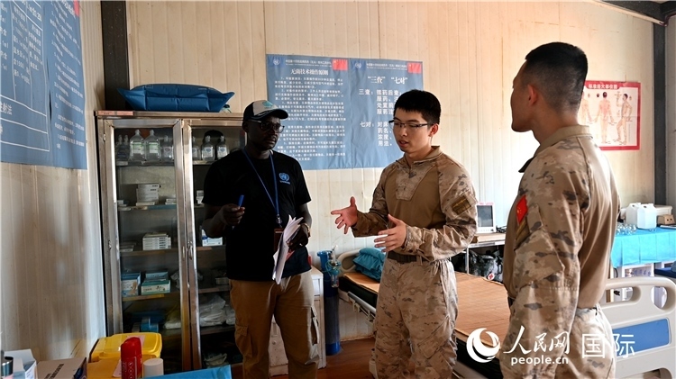 圖4 介紹醫(yī)療設(shè)施。孫千攝