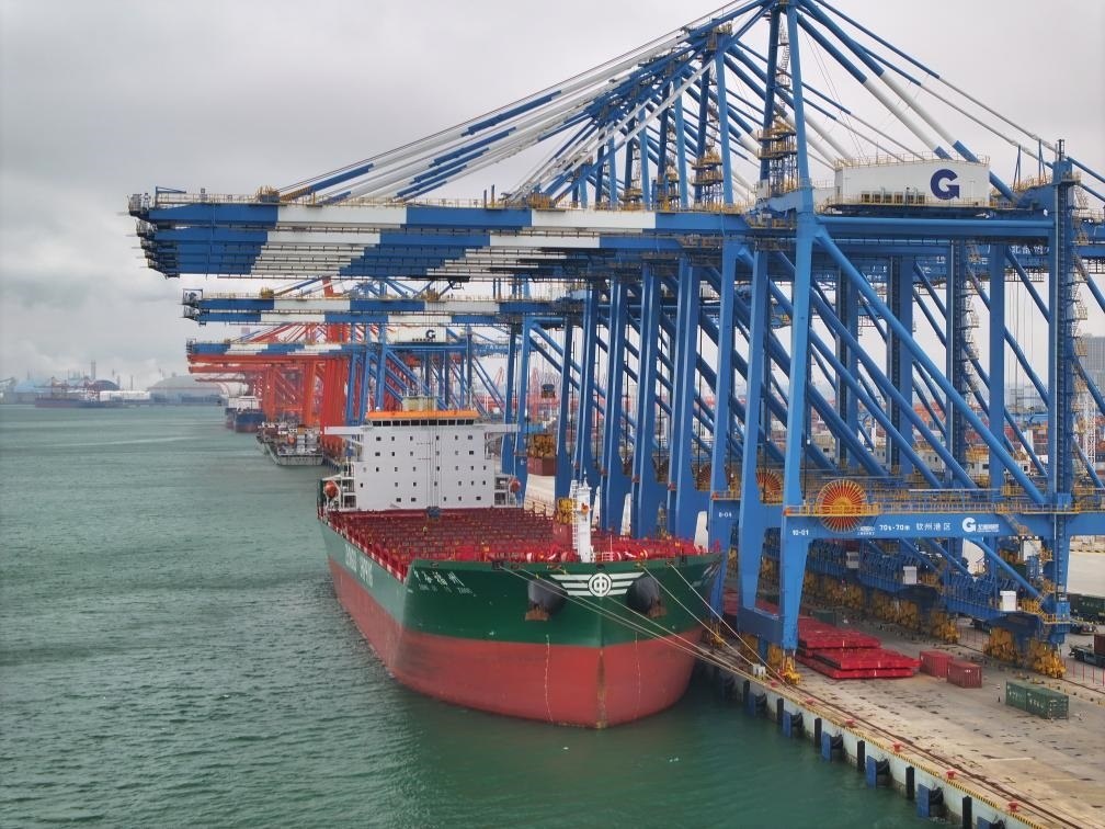 2月23日拍攝的廣西北部灣港欽州港區(qū)的碼頭堆場(chǎng)（無(wú)人機(jī)照片）。新華社記者 周華 攝