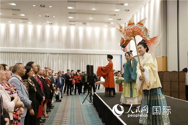 2、留學生表演了漢服展示《絲路霓裳》。邢雪攝