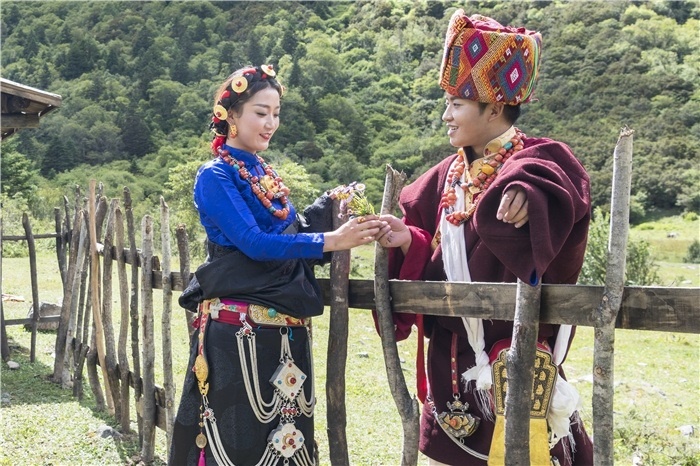 康定情歌（木格措）風(fēng)景區(qū)中的一對年輕人。林革文攝