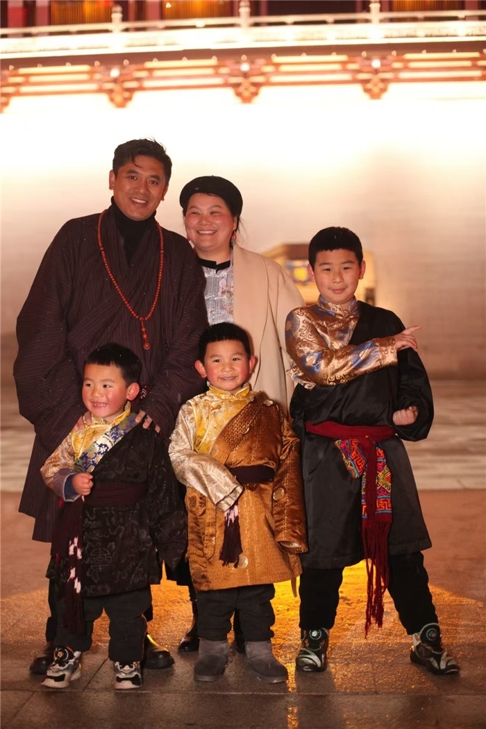 康定的節(jié)日氛圍多元和諧。圖為2024年元宵夜，洛讓銀登一家五口在旅行中拍攝的合影。資料圖片