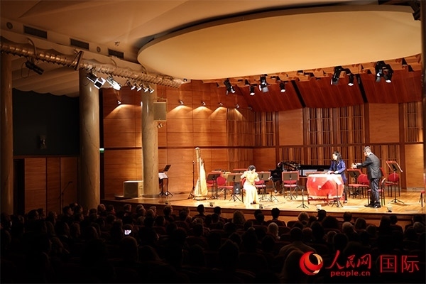 中國歌劇舞劇院的音樂家表演京劇曲牌《夜深沉》。人民網記者 禹麗敏攝