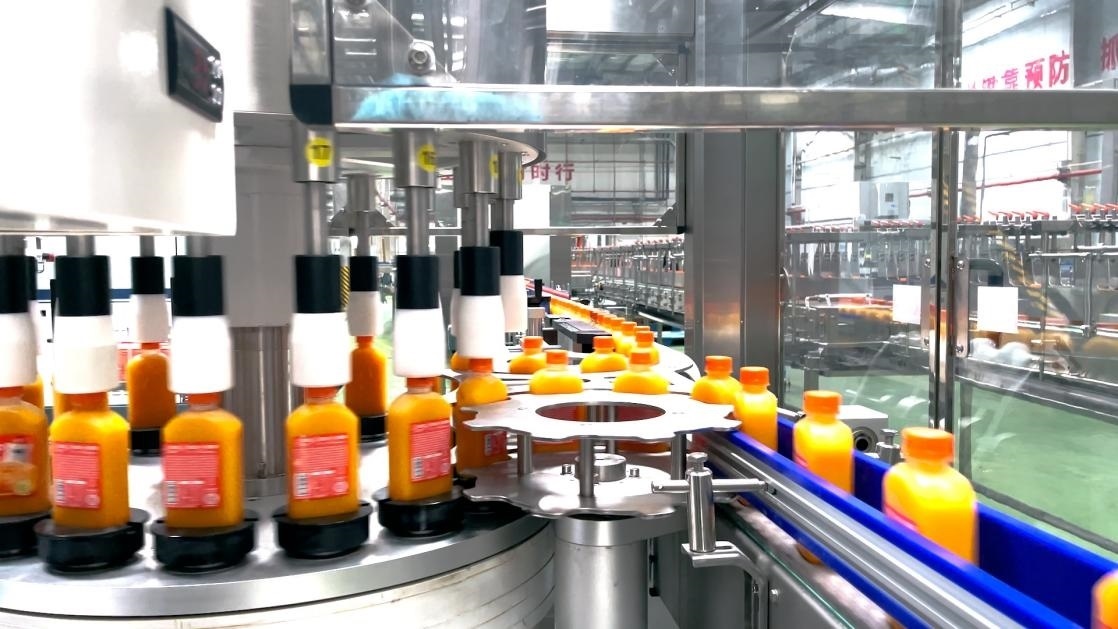 一輕食品（丹江口）產業(yè)園內的桔汁飲料生產線。 受訪者供圖