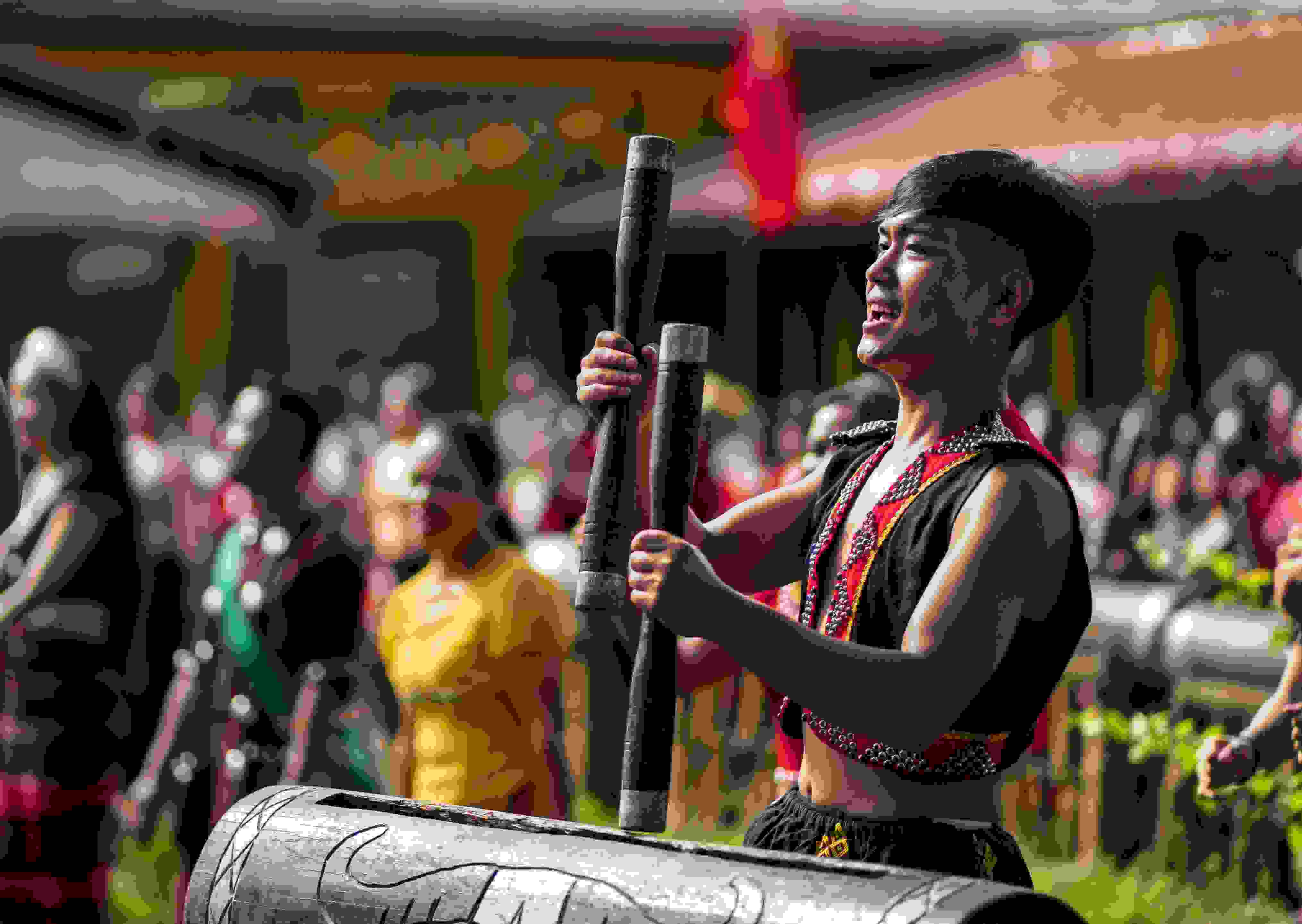 云南省滄源縣班洪鄉(xiāng)班洪村的佤族群眾唱響《阿佤人民唱新歌》（2021年8月20日攝）。