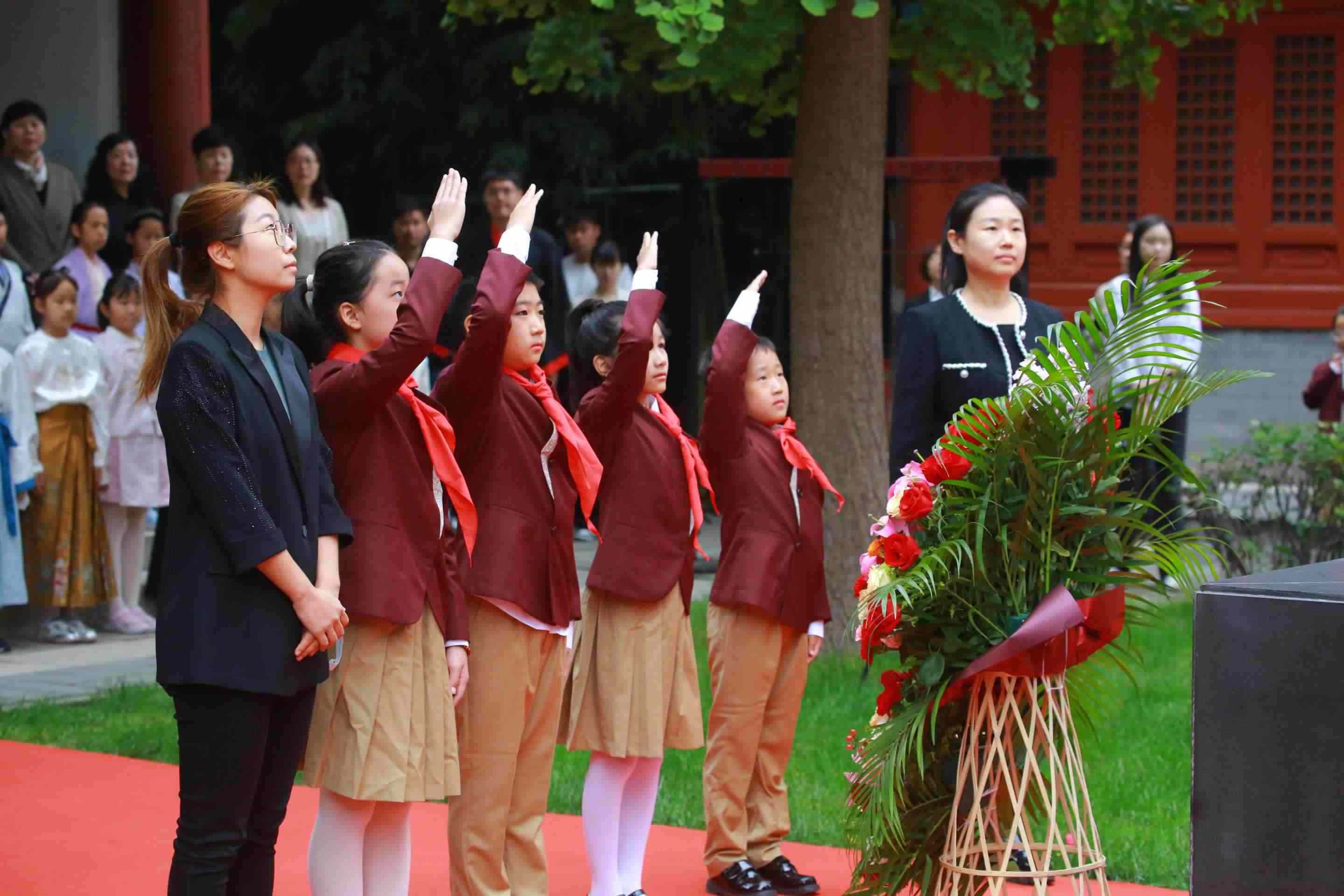 少先隊(duì)員敬獻(xiàn)花籃。校方供圖