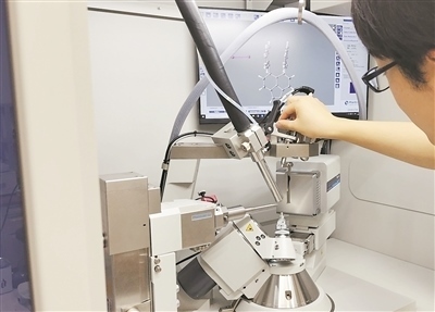 科研人員使用X射線衍射儀研究σ鍵。圖片來源：日本北海道大學