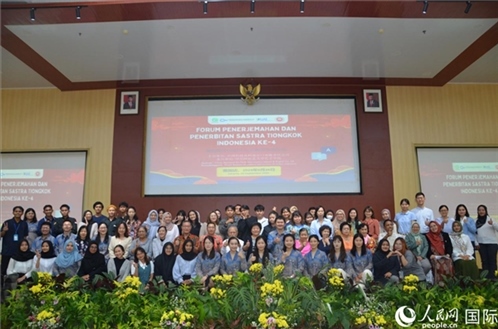 與會(huì)嘉賓與阿拉扎大學(xué)師生合影。人民網(wǎng)記者 李培松攝