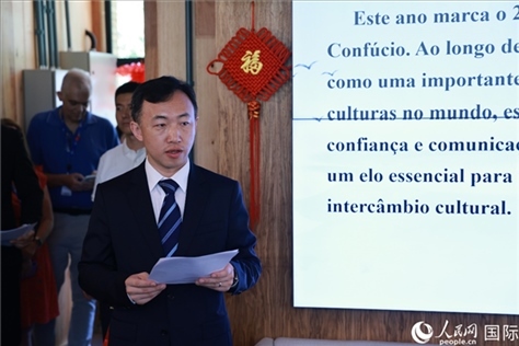 中國(guó)駐里約總領(lǐng)館副總領(lǐng)事王海濤在活動(dòng)現(xiàn)場(chǎng)致辭。人民網(wǎng)記者 陳海琪攝