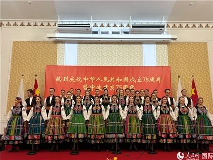 波蘭馬佐夫舍歌舞團現(xiàn)場演出。人民網(wǎng)記者 禹麗敏攝