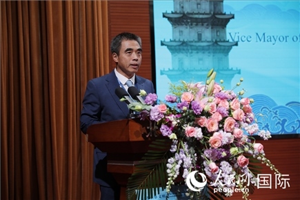 泉州市人民政府副市長姚飛在“走進中華文明——海絲印記 世遺泉州”主題人文交流活動中致辭。人民網(wǎng) 王婧攝