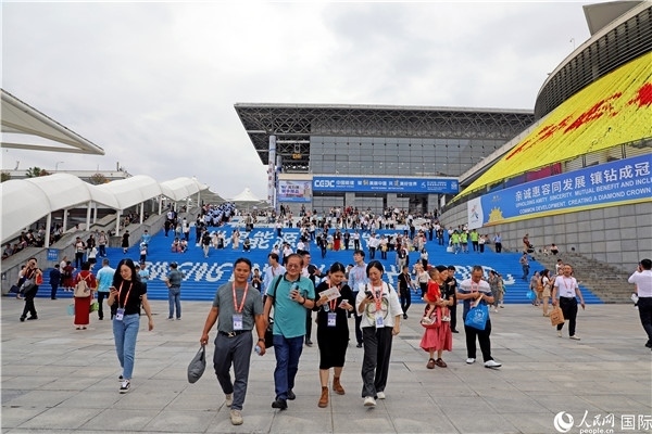 第二十一屆東博會(huì)展館外，參觀者步行離場。人民網(wǎng)記者趙益普攝