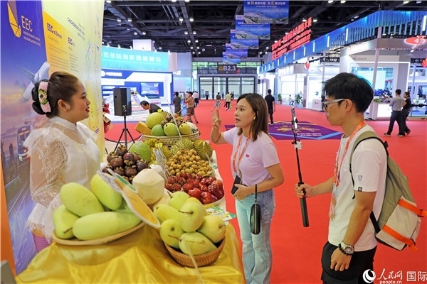 在東博會(huì)泰國展區(qū)，參觀者在向泰方工作人員了解泰國水果情況。人民網(wǎng)記者趙益普攝