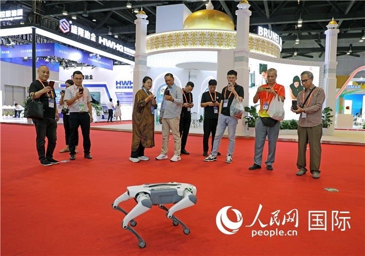 東博會(huì)上，觀眾正在參觀一只機(jī)器狗。綠色能源、新能源汽車(chē)、綠色農(nóng)產(chǎn)品等成為本屆東博會(huì)觀眾關(guān)注的焦點(diǎn)。人民網(wǎng)記者 趙益普攝