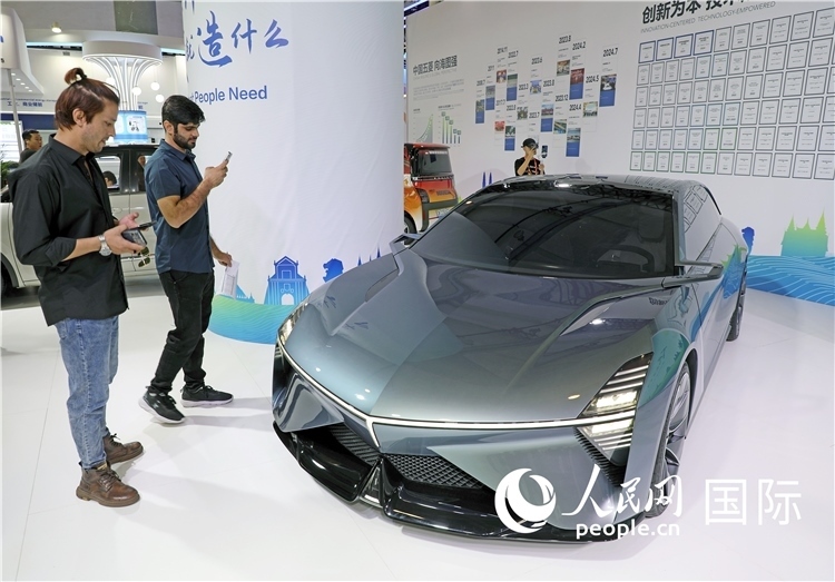 東博會(huì)上，上汽通用五菱展出的一款名為“東盟之光”的新能源概念車(chē)吸引參觀者駐足。人民網(wǎng)記者趙益普攝