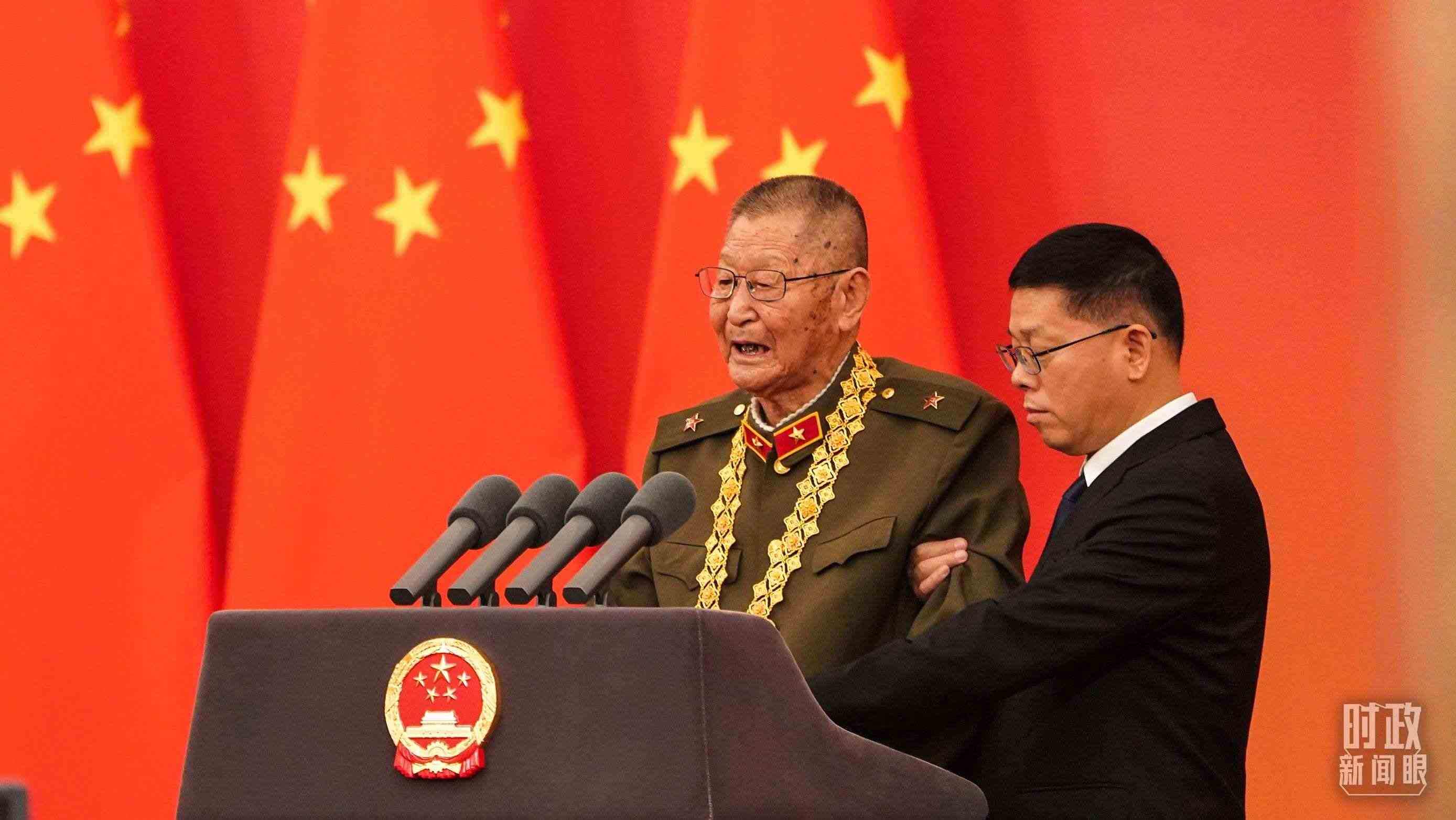 “共和國勛章”獲得者黃宗德在頒授儀式上發(fā)言。（總臺(tái)記者李晉拍攝）