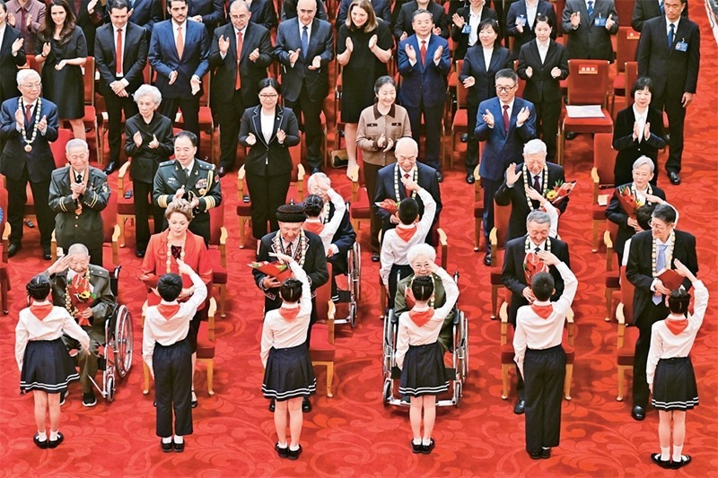 2024年9月29日，中華人民共和國國家勛章和國家榮譽稱號頒授儀式在北京人民大會堂隆重舉行。圖為少先隊員向國家勛章和國家榮譽稱號獲得者敬禮致意。 新華社記者 岳月偉/攝