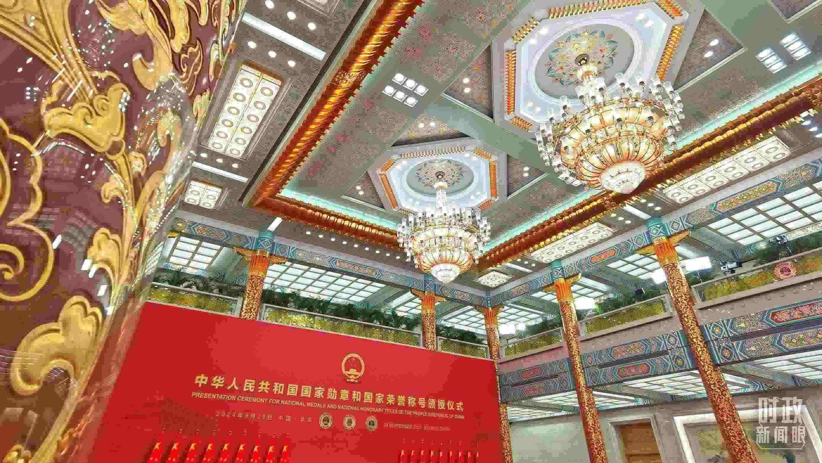 人民大會(huì)堂金色大廳燈光璀璨。（總臺(tái)央視記者郭鴻拍攝）