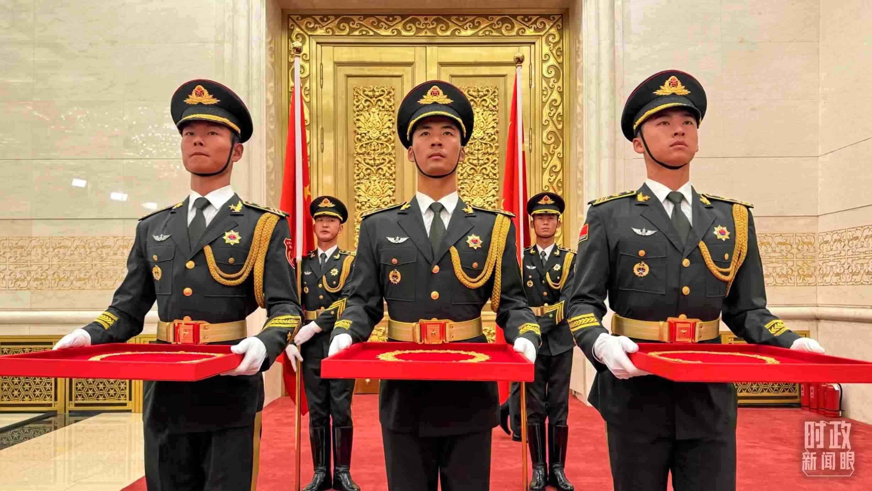 禮兵手捧共和國勛章、友誼勛章和國家榮譽(yù)稱號(hào)獎(jiǎng)?wù)?。（總臺(tái)央視記者李增仁拍攝）